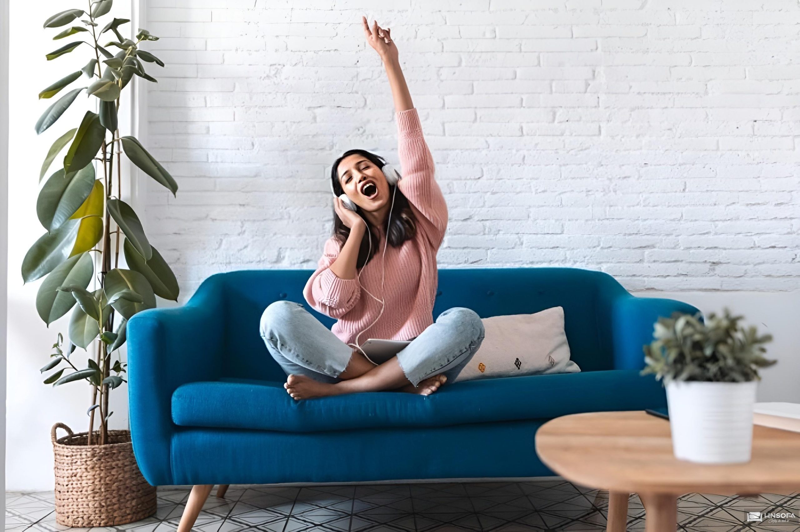 Sofa vải có bề mặt mềm mại mang lại cảm giác thoải mái cho người dùng