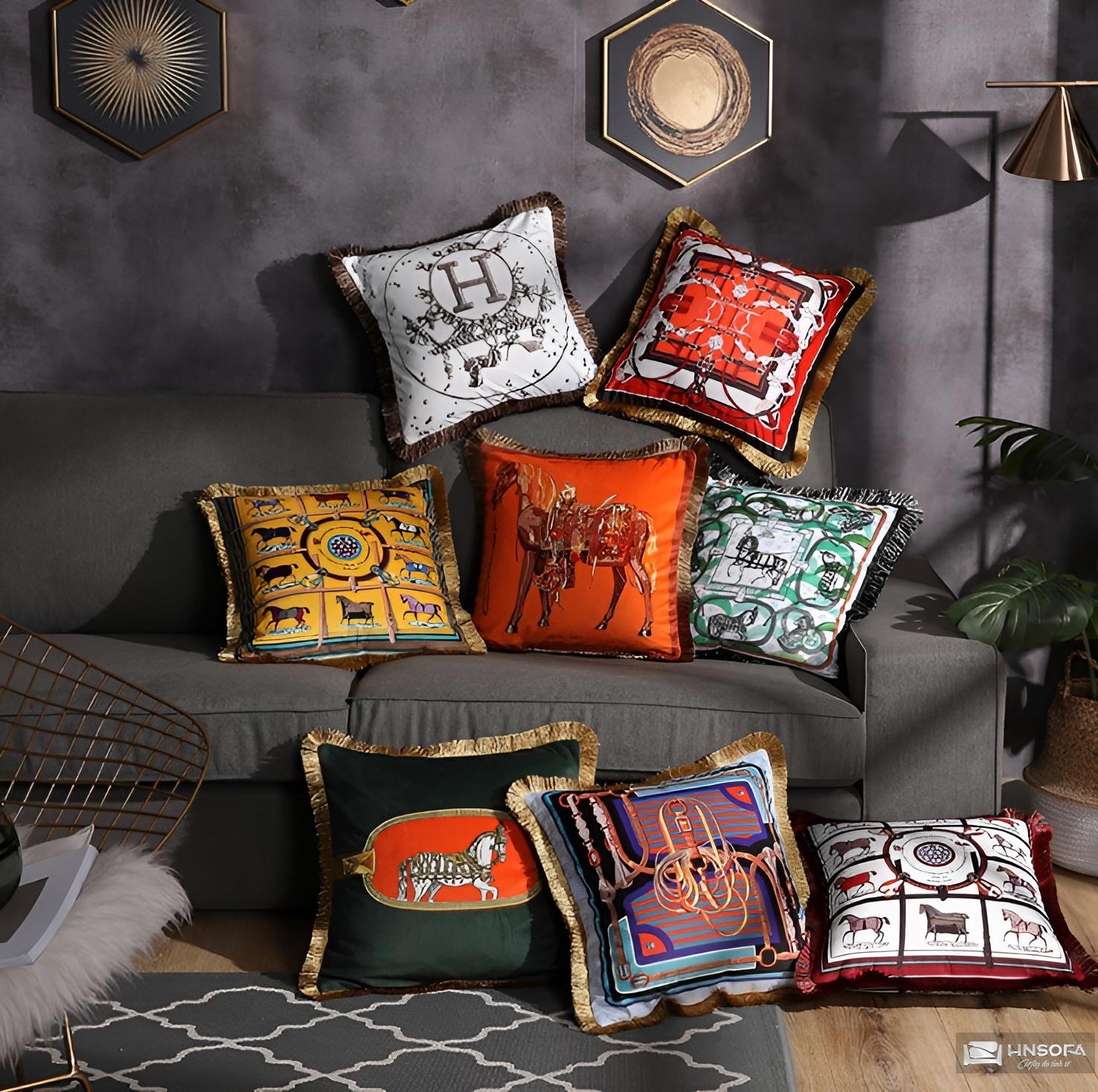 Sofa vải nhung kết hợp với các chi tiết thêu hoặc hoa văn