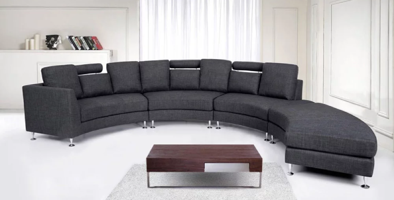 Sofa vòng cung màu xám phù hợp với khá nhiều phong cách vì màu sắc dễ phối