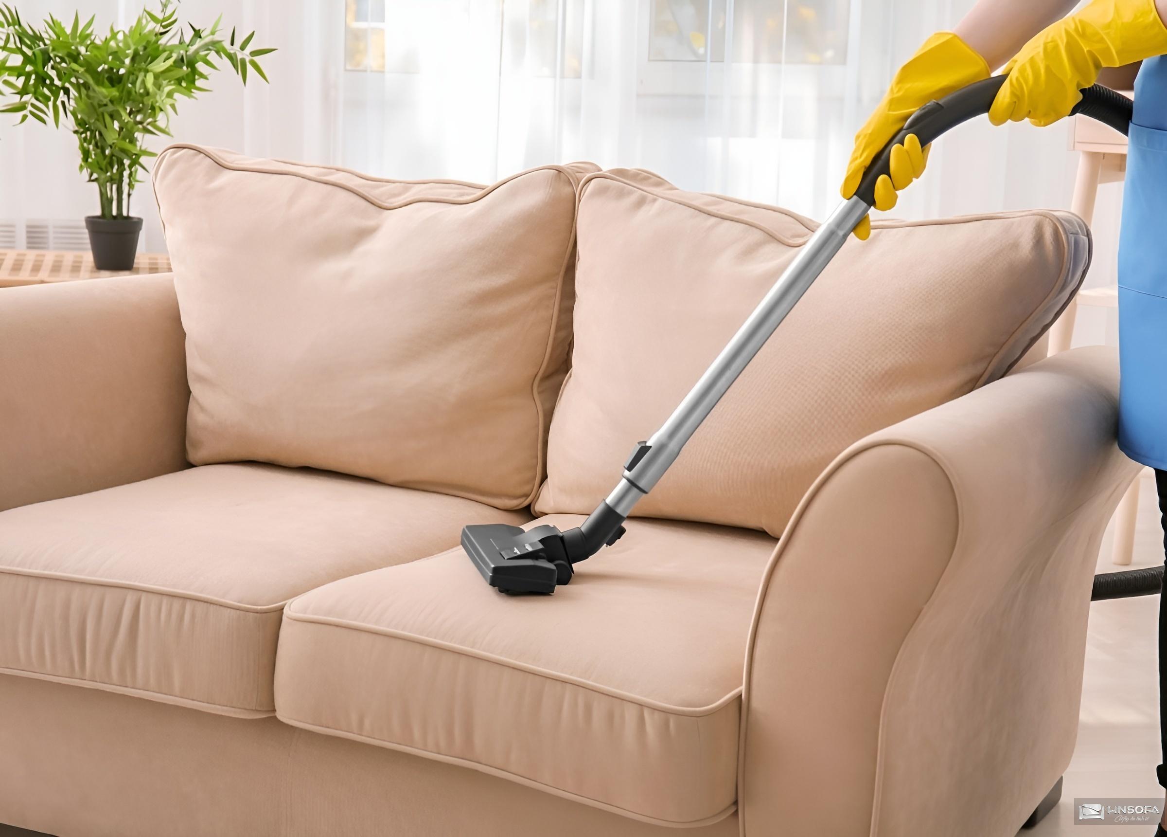 Vệ sinh sofa vải sạch sẽ giúp loại bỏ bụi bẩn bám trên ghế sofa